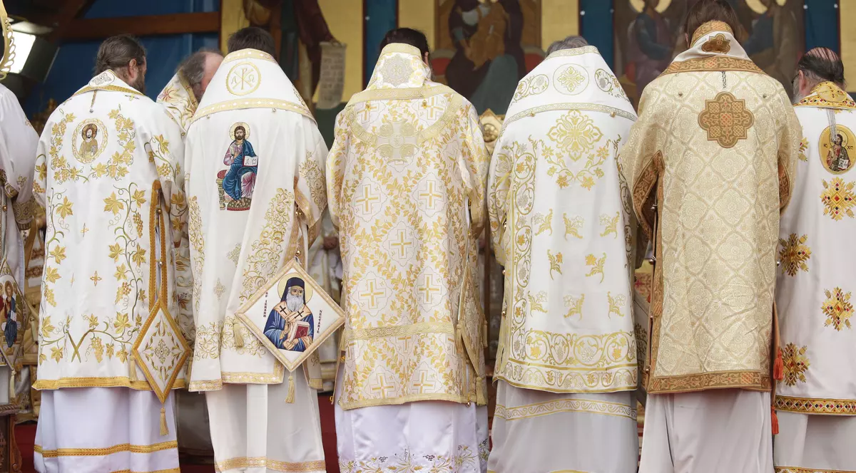 Patriarhia acuză Pro România că împarte ilegal calendare ortodoxe, Ponta spune că el le dă gratis, pe când BOR le dă pe bani