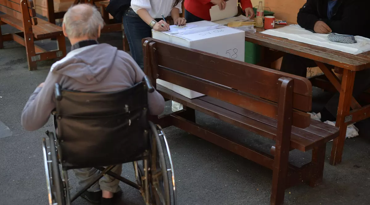 Urna mobilă la alegerile parlamentare 2020. Cum poți să ceri urnă specială pentru a vota duminică