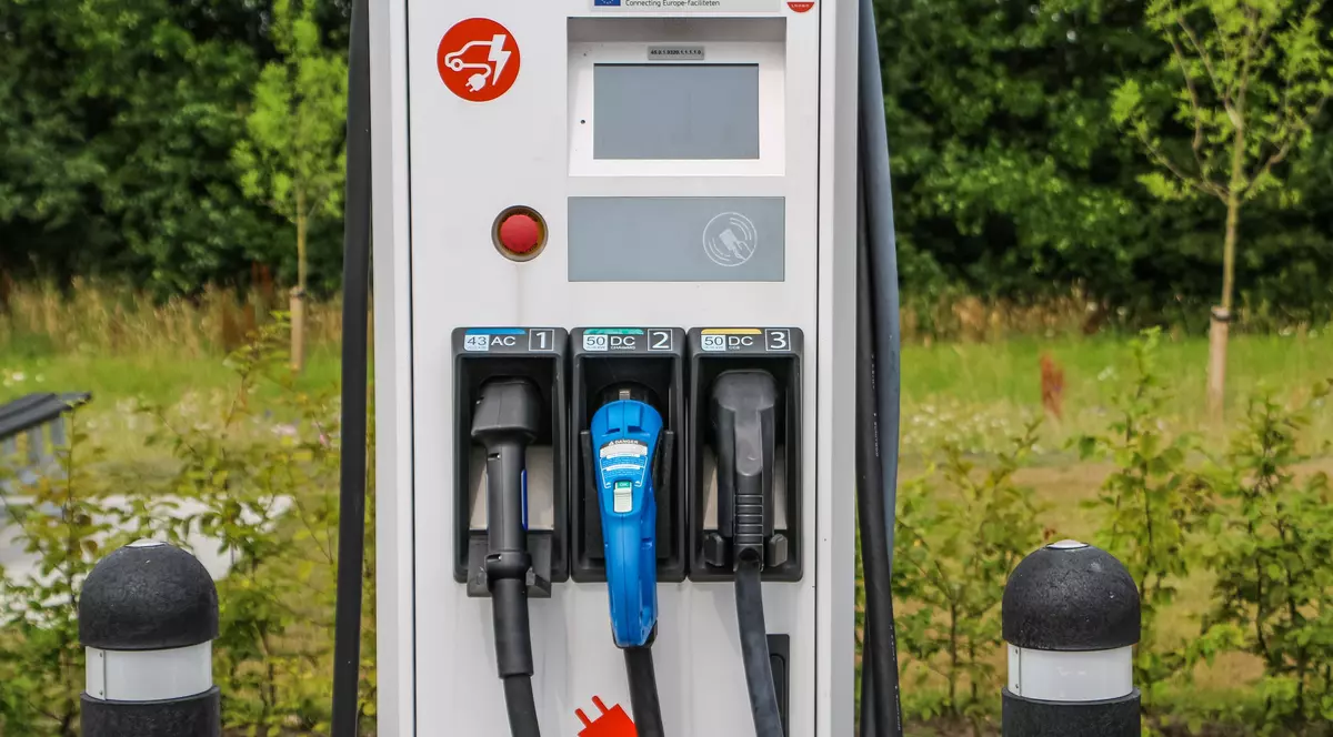 Marea Britanie va interzice vânzarea mașinilor pe benzină și motorină din 2030