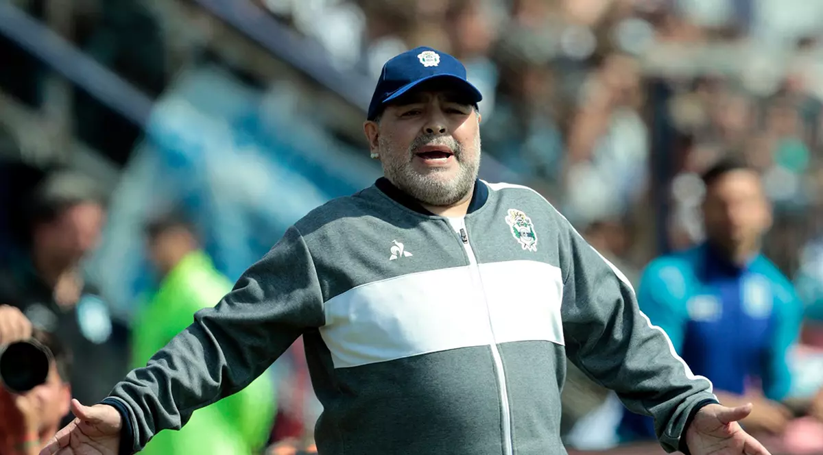 5 septembrie 2019, Argentina, Buenos Aires: Diego Maradona, face gesturi pe margine în timpul meciului de fotbal din Primera Divizie între Gimnastica și Scrimile La Plata și Racing Club de pe Estadio Juan Carmelo Zerillo. Foto Hepta