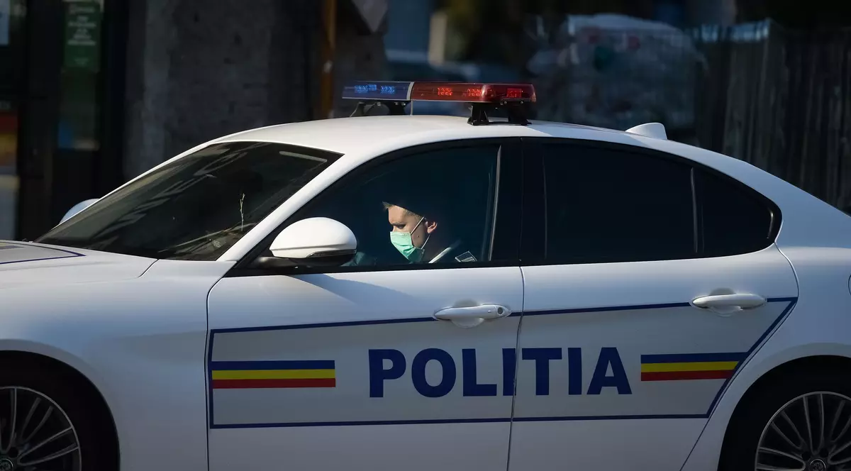 Un bărbat din Botoșani a fost încătușat și amendat de polițiști pentru că nu a vrut să poarte masca de protecție