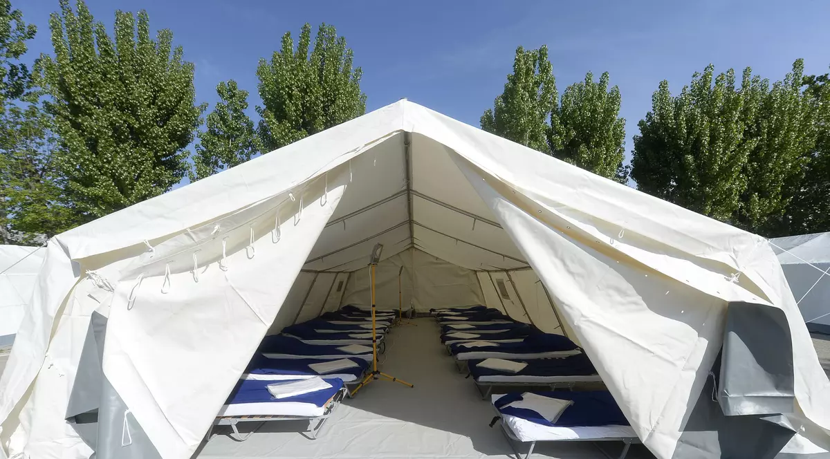 VIDEO | Pacienți suspecți de COVID-19, consultați în frig, în cortul de triaj din curtea spitalului din Buzău