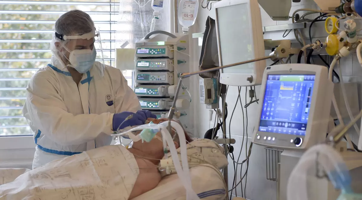 Niciun pat liber în spitalele de adulţi pentru pacienţii COVID-19 în județul Sibiu. Rata de infectare, de aproape 9 la mie