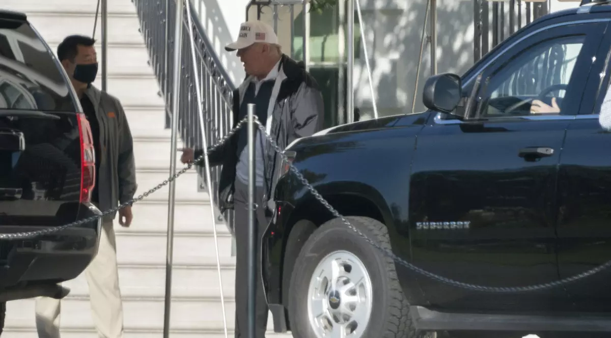 VIDEO | Donald Trump, întâmpinat cu huiduieli și semne obscene la întoarcerea la Casa Albă