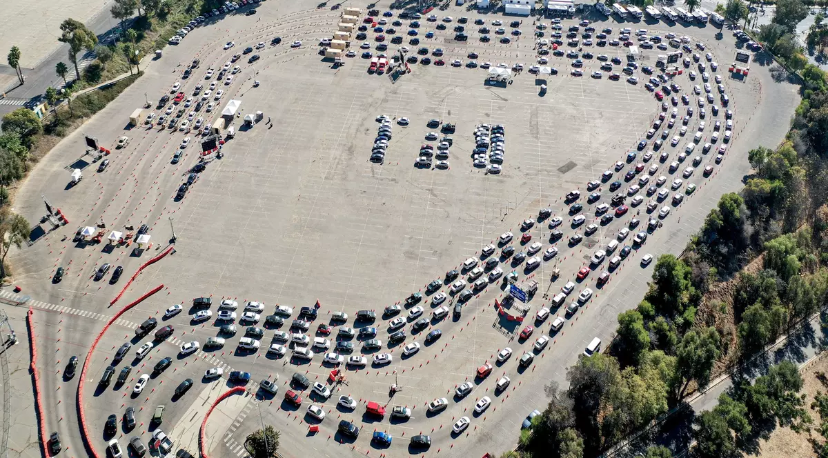 Americanii iau cu asalt centrele “drive-in” de testare COVID. Mașinile formează cozi imense