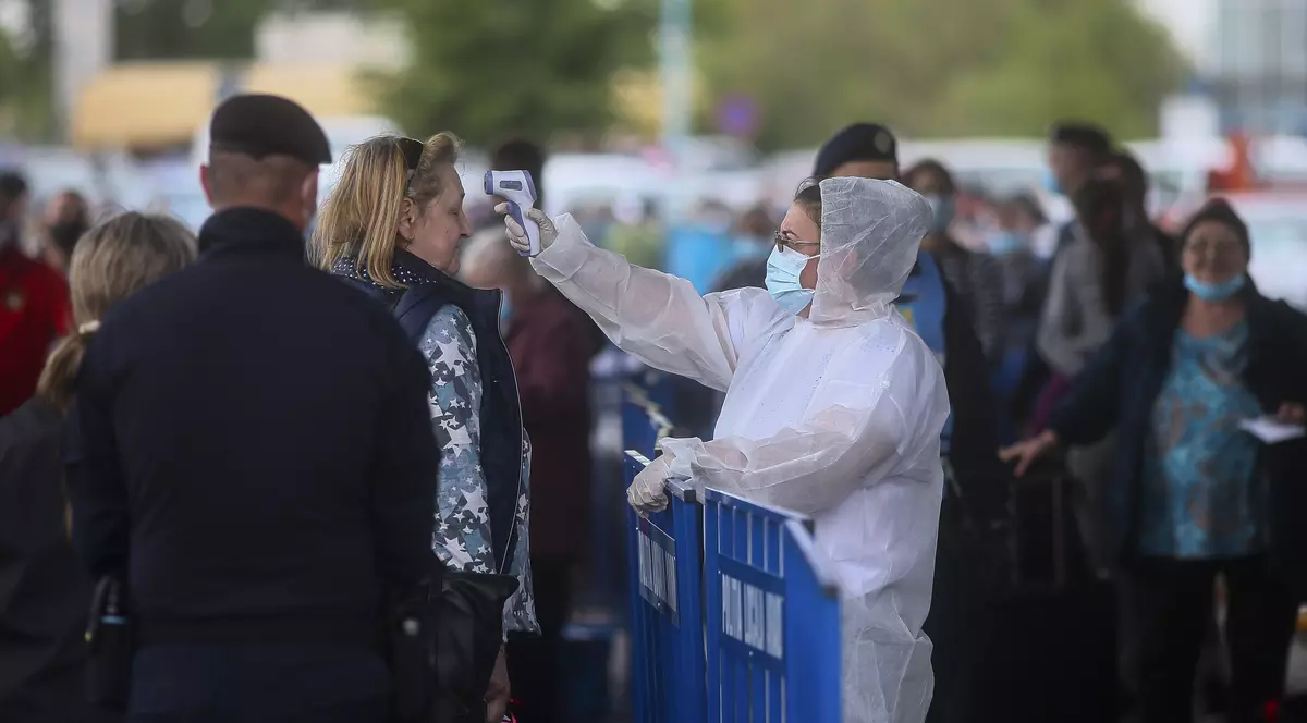 Cateva sute de persoane asteapta sa intre in Romania prin punctul de trecere al frontierei Nadlac. Fotografie de Inquam Photos / Virgil Simonescu