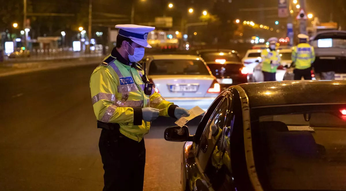 Controale ale poliției, în prima noapte cu restricții de circulație. Foto: Vlad Chirea / Libertatea