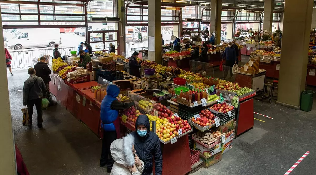 La PIața Obor au fost ridicați pereții. Foto: Vlad Chirea / Libertatea
