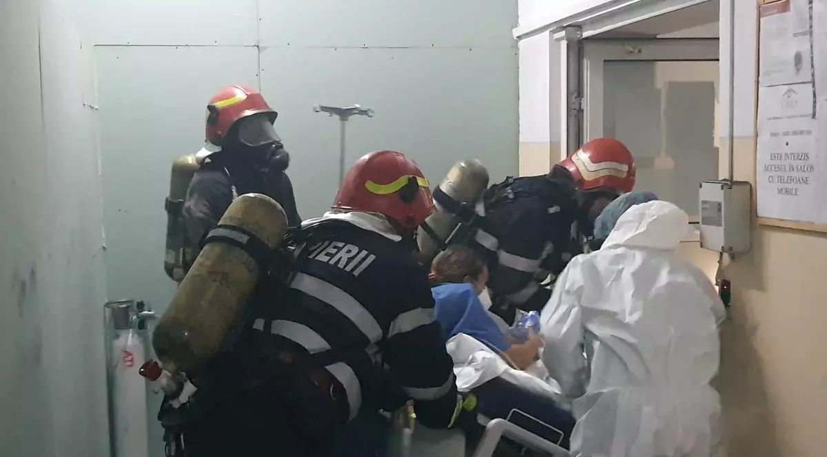 Pompierii care au scos din flăcări bolnavii COVID intubați de la Piatra Neamț, băgați în izolare