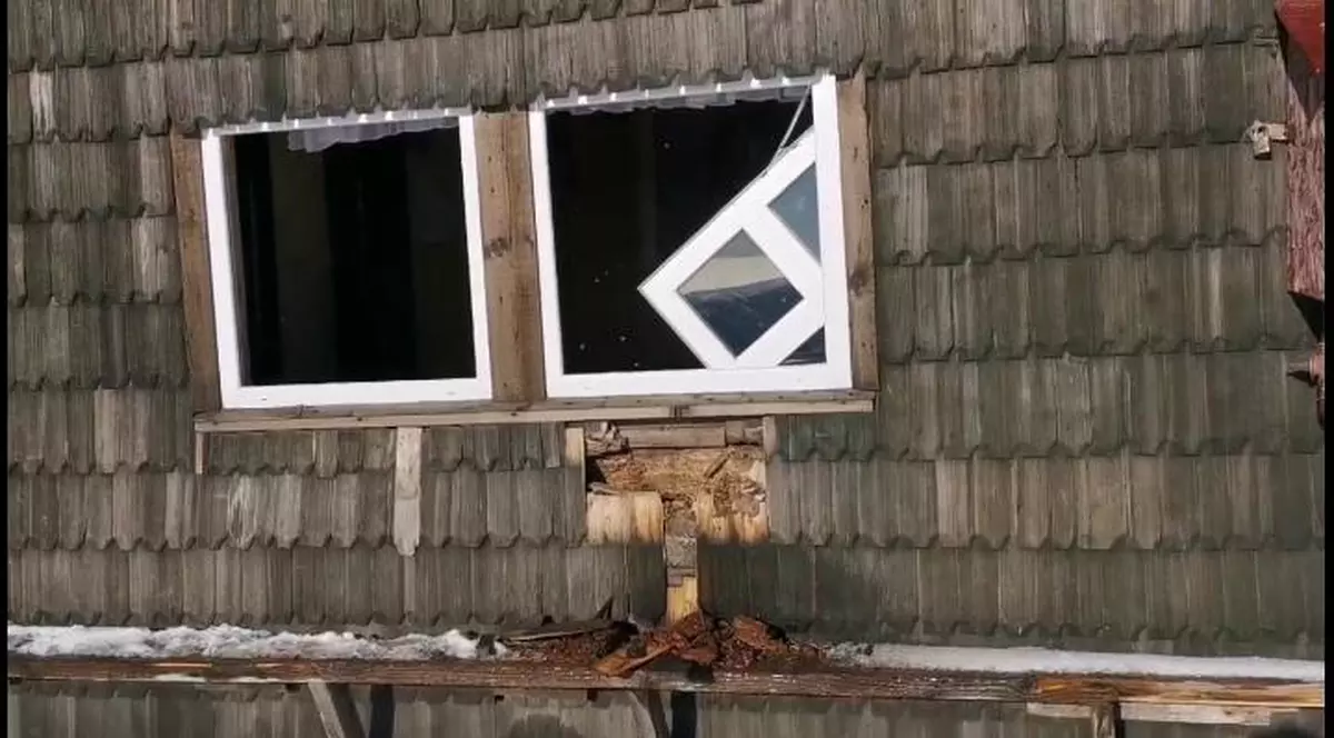 Un urs a devastat Cabana Omu, în căutare de hrană. ”Sperăm să nu mai apară”