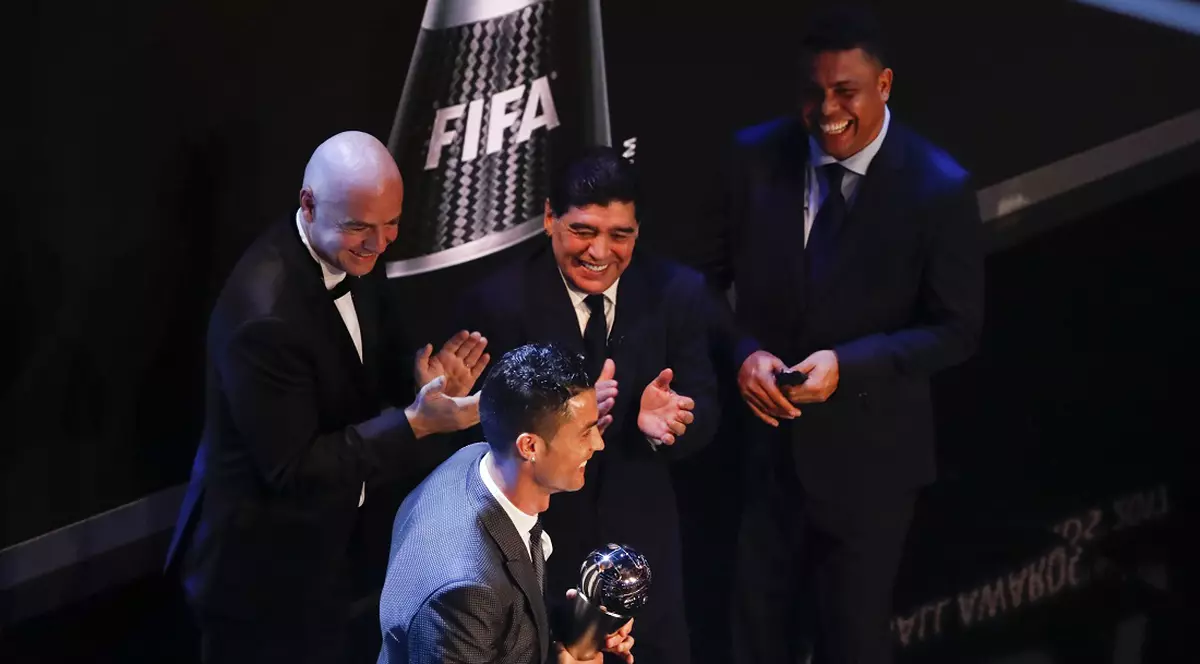 Mesaj emoționant transmis de Cristiano Ronaldo după decesul lui Diego Maradona. Ce au spus alte glorii ale fotbalului mondial