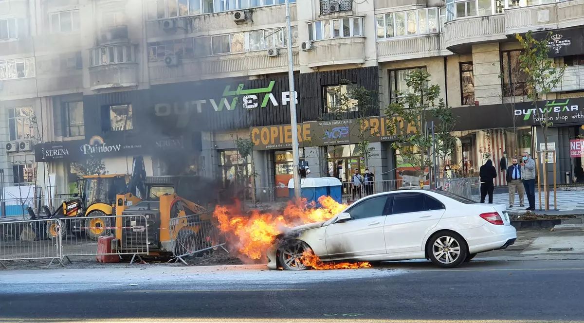 Un Mercedesa luat foc pe bulevardul Decebal din București. Foto: Vlad Chirea