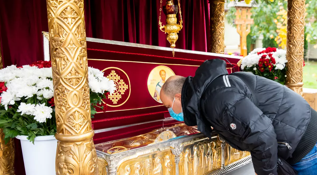 Moaștele Sfântului Ierarh Ioan Gură de Aur, scoase pentru închinare la Catedrala Neamului. Reprezentanții Patriarhiei: Credincioşii sunt deja obişnuiţi să respecte măsurile sanitare