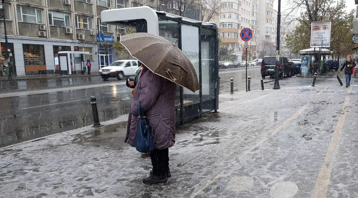 Prima ninsoare din București din această iarnă. Capitala și alte șapte județe, vizate de un cod galben până la ora 20.00
