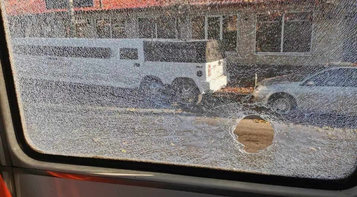 Atac armat în București: Un bărbat a tras într-un tramvai. Două geamuri au fost distruse, niciun călător nu este rănit