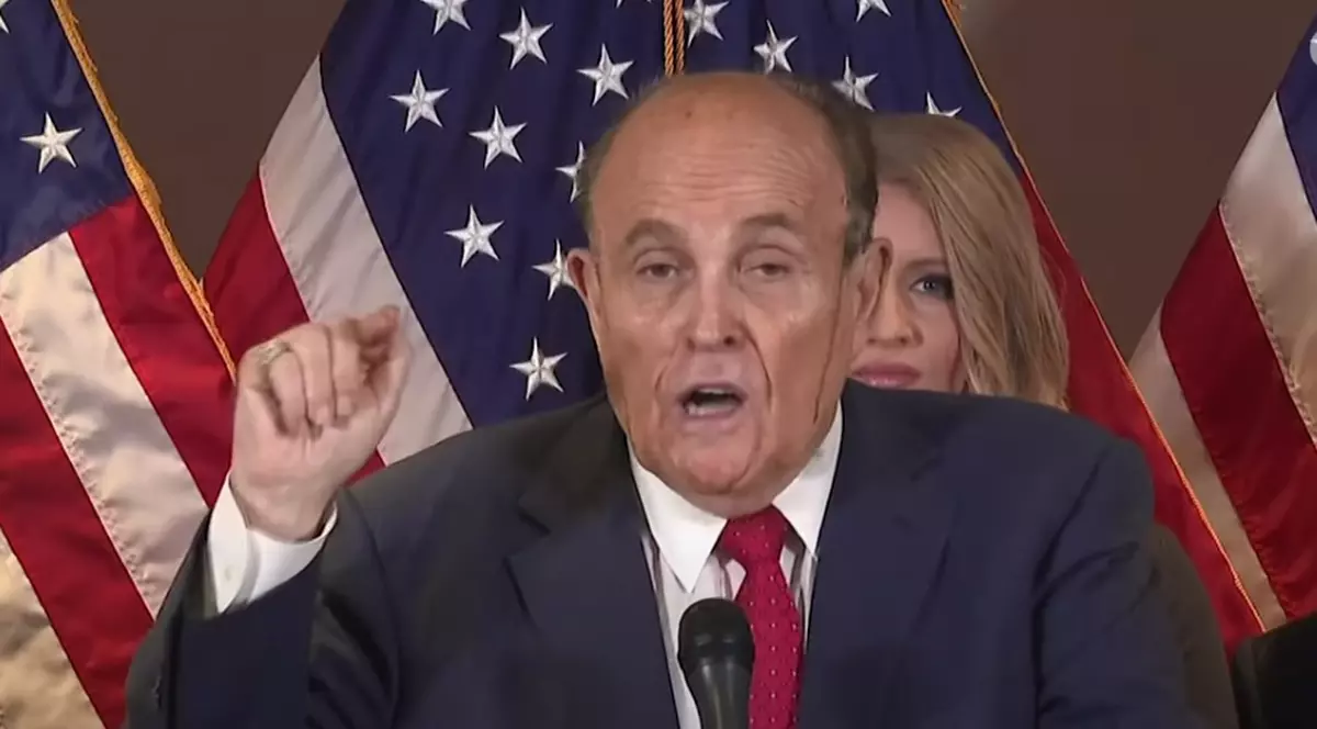 VIDEO | Rudy Giuliani, viral pe internet. Avocatului lui Trump a început să-i curgă vopseaua de păr pe față în timpul unui discurs