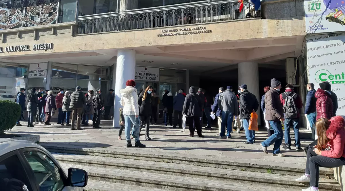 Cozi uriașe la serviciul de permise din Pitești. Prefect: „Ne gândim să închidem acest serviciu”