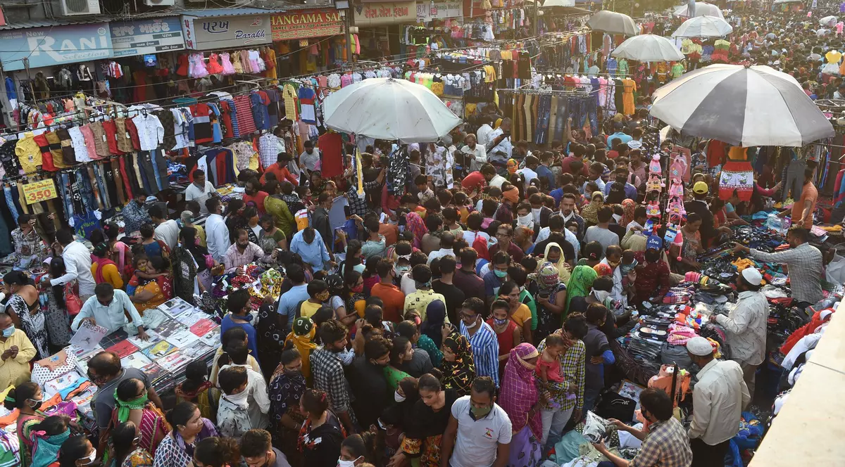 FOTOGRAFIA ZILEI: Cum arată un târg în India în pandemia COVID. Medicii avertizează că populația s-a relaxat prea mult după o scădere a cazurilor