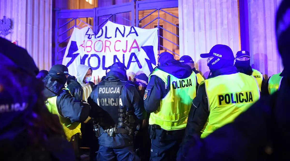 FOTO | Ciocniri între poliţie şi manifestanţi la Varșovia. Aceștia au protestat față de limitarea dreptului la avort﻿