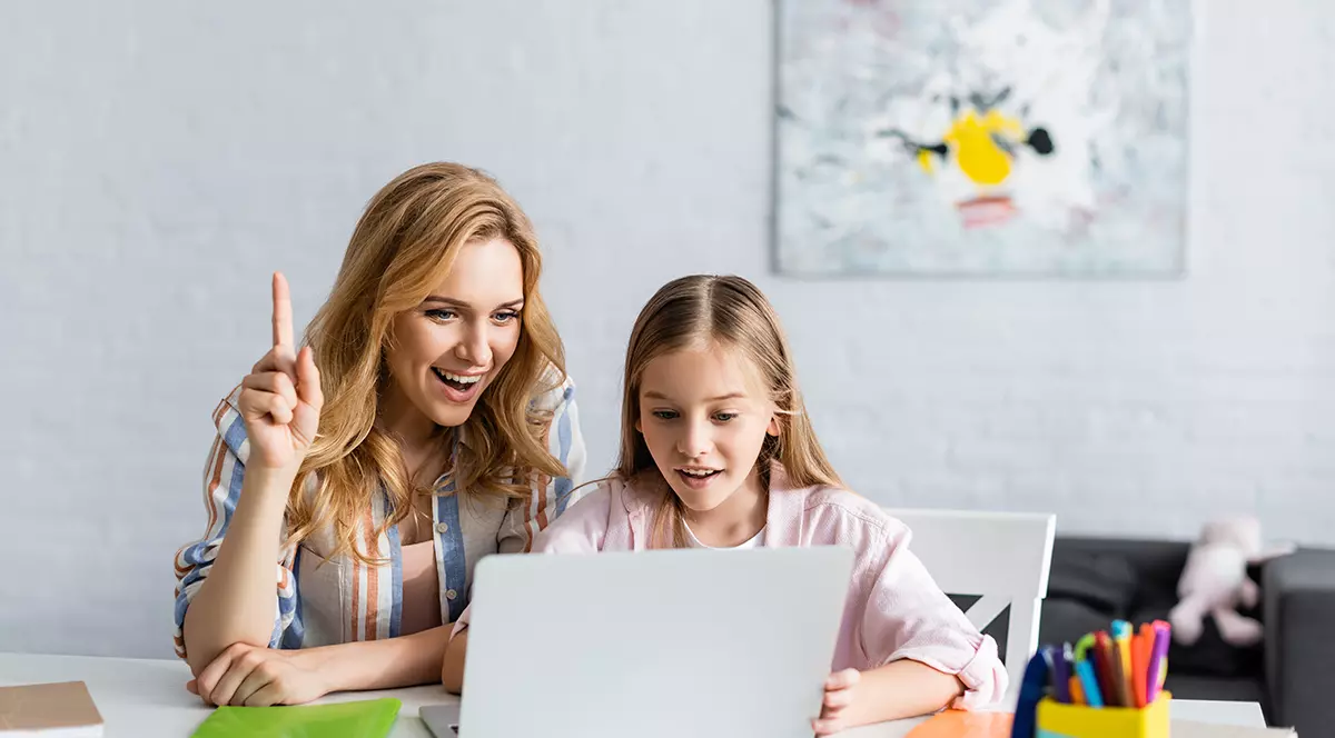 Părinții care stau acasă cu copiii care fac ore online vor primi 75% din salariu și în anul școlar 2021-2022