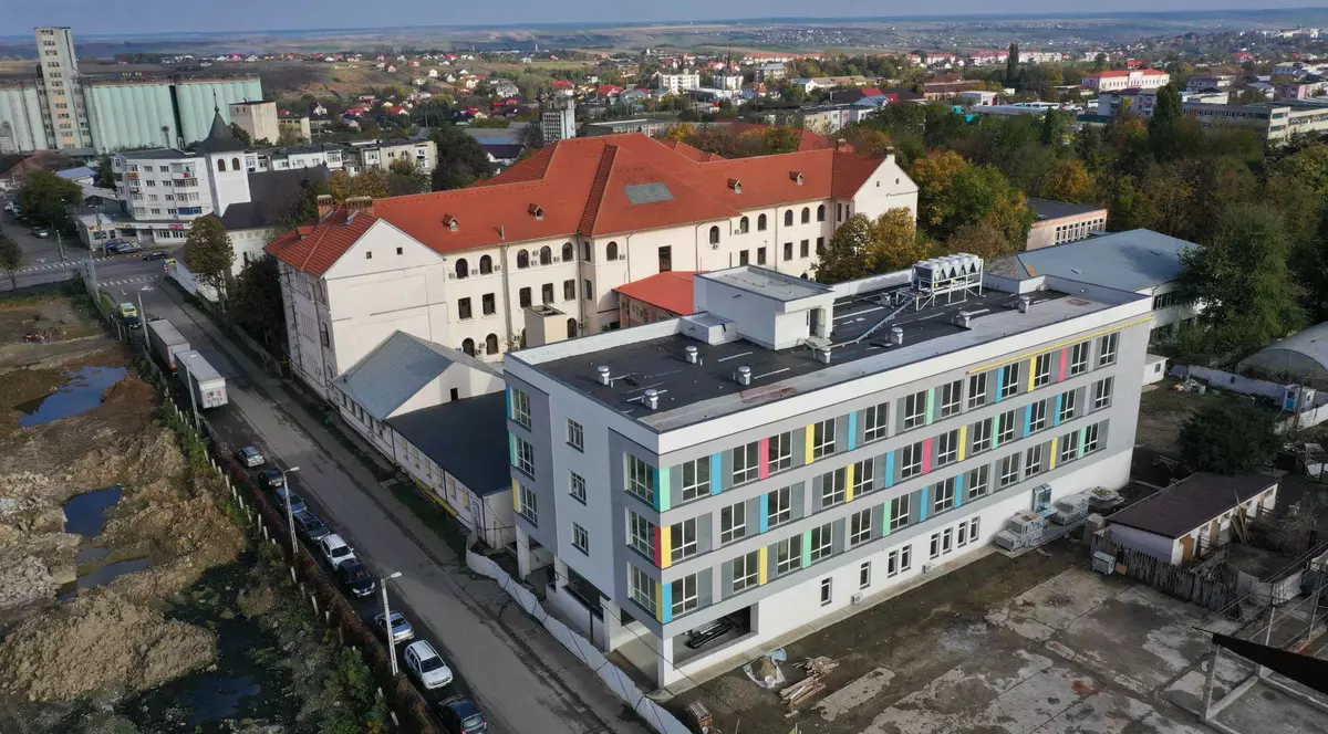 Cum zace nefolosit de un an un spital nou din Botoșani, construit cu 15.600.000 de lei, în timp ce bolnavii de COVID-19 stau la coadă pentru un loc la ATI