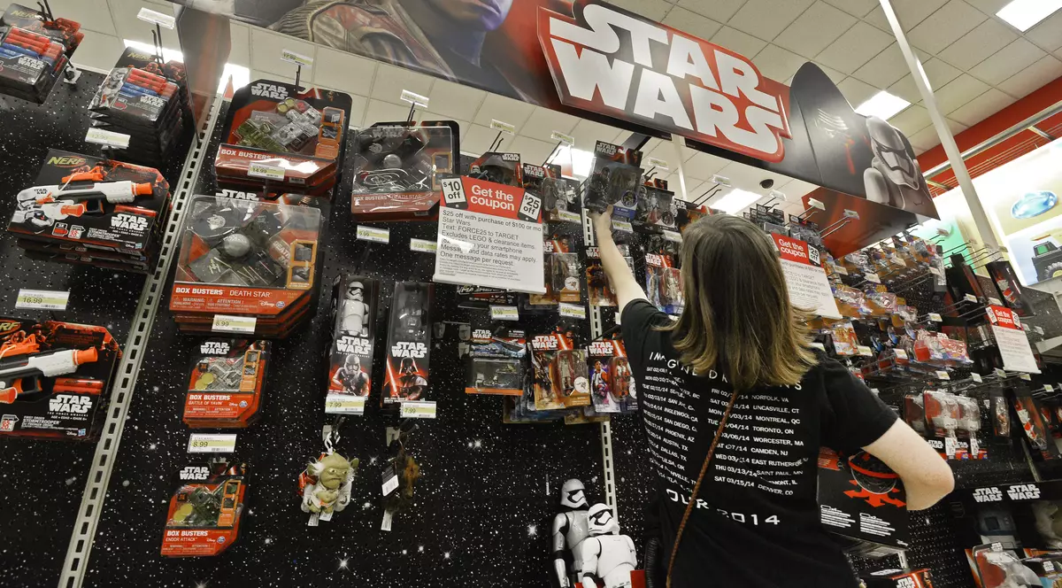 O familie din Anglia a găsit câțiva saci de gunoi plini cu jucării inspirate din filmul “Star Wars”. Suma fabuloasă cu care le-au vândut