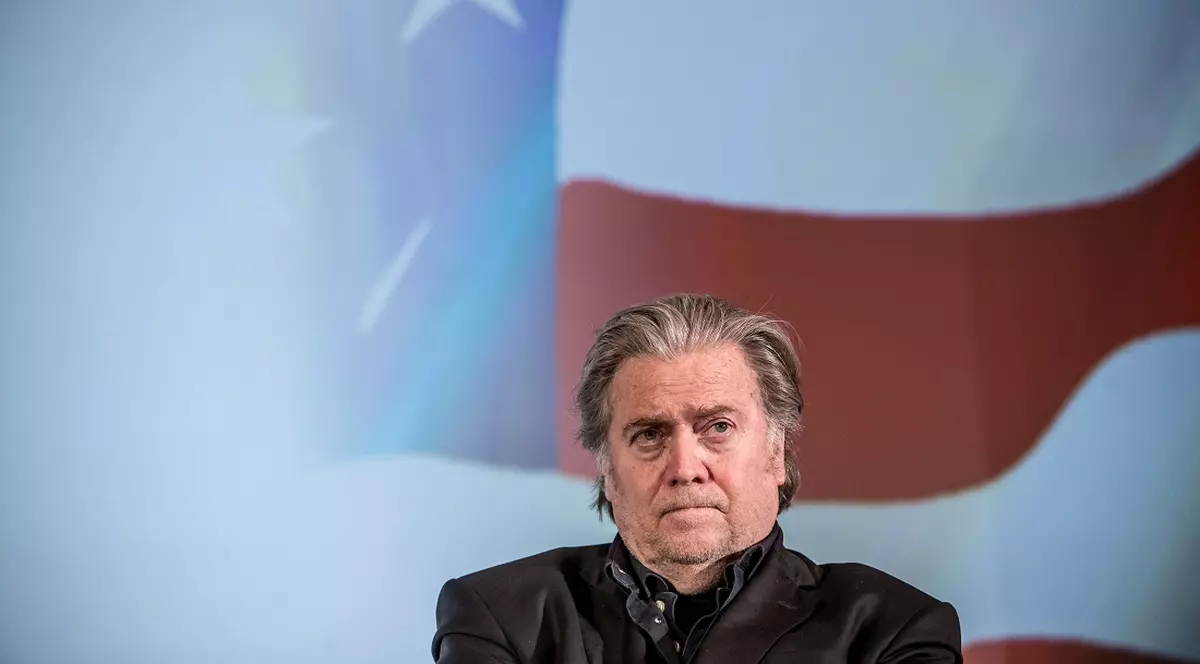 Twitter i-a suspendat permanent contul lui Steve Bannon, după ce fostul strateg-șef de la Casa Albă a sugerat decapitarea lui Anthony Fauci și a șefului FBI