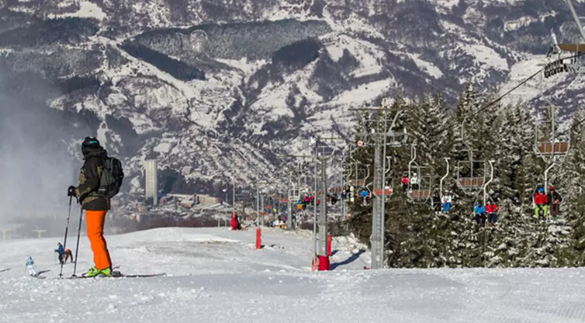 Pârtiile de schi rămân deschise, însă cu restricţii. Care sunt regulile de respectat pentru o vacanță la munte
