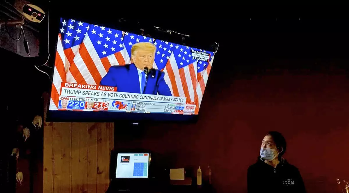 Poate publicitatea ”să cumpere voturi”? Cât au pompat Biden și Trump în publicitatea electorală TV în statele disputate și ce au obținut