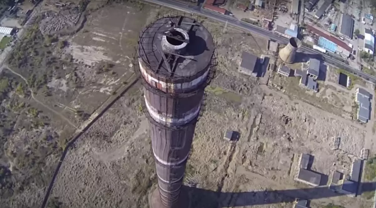 VIDEO | Supărat că echipa sa a pierdut, un suporter s-a urcat pe un turn de 351 de metri din Baia Mare pentru a cere demisia antrenorului