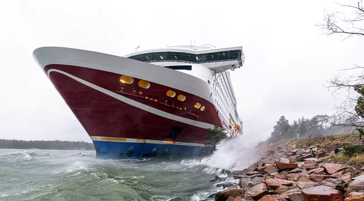 O navă cu peste 400 de pasageri la bord a eșuat în apropierea unui port din Finlanda