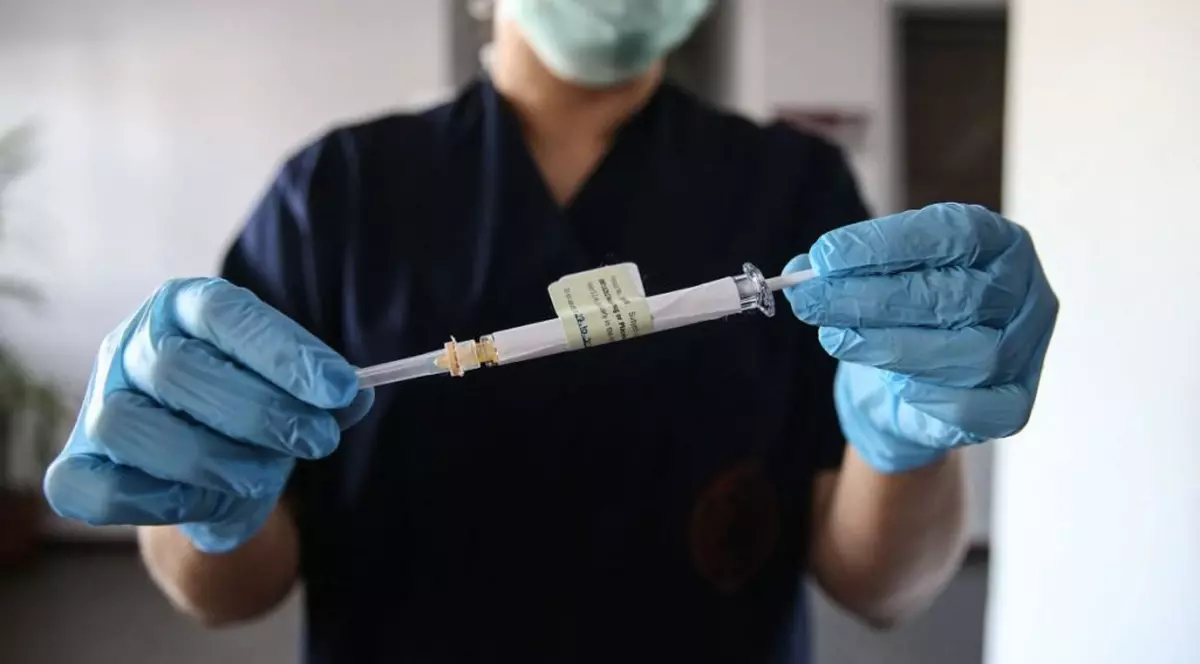 VIDEO Copiii unor imigranți turci, “părinții” vaccinului anti-COVID de la Pfizer/ BioNTech. Pasionați de cercetare, au lucrat în laborator și în ziua nunții!