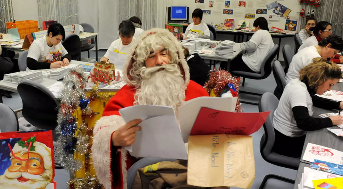 Scrisoarea unui copil din Târgoviște către Moș Crăciun: „Te rog să nu ne mai uiți. Eu îmi doresc biscuiţi şi, pentru căţel, un os ca la televizor”