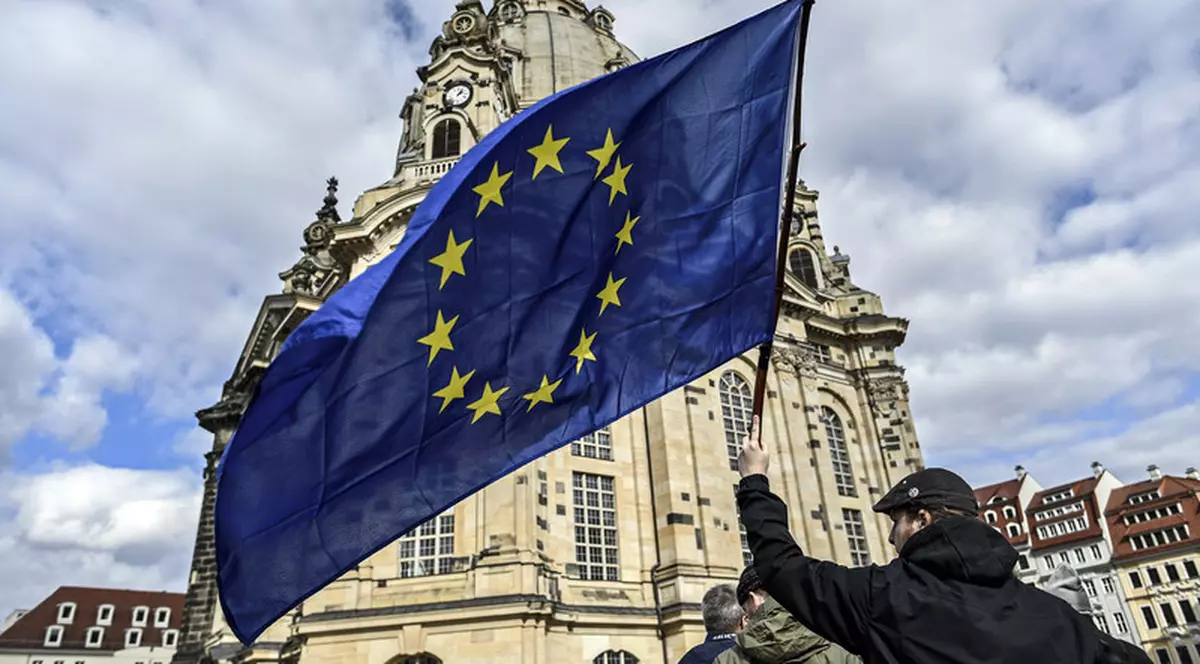 Între decapitare și avort. Cum a ajuns Europa seculară sub asaltul bisericilor. Cazurile Franței, Poloniei și României