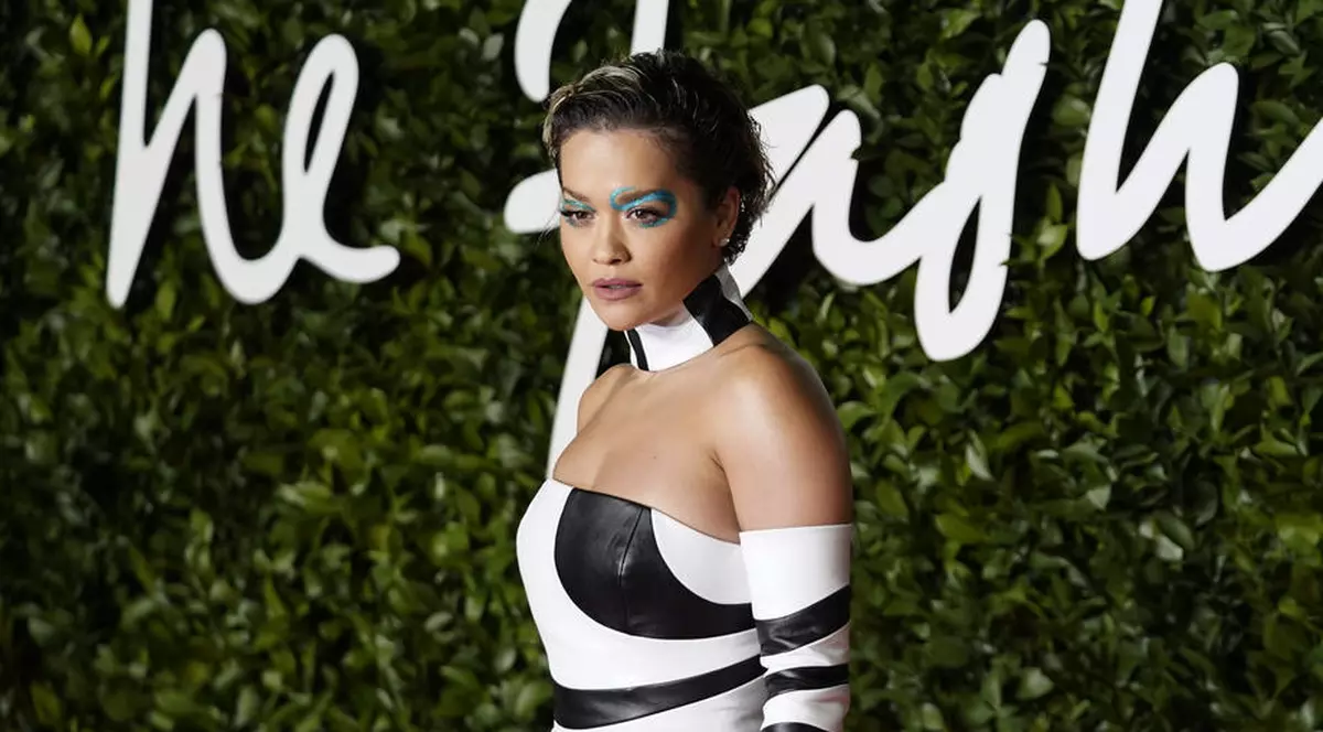 Cântăreața Rita Ora a încălcat carantina că să dea petrecere de ziua ei și va plăti o amendă grasă