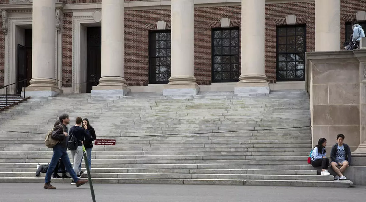 Un om de afaceri american ar fi plătit peste 1,5 milioane de dolari mită pentru ca fiii lui să fie acceptați la Harvard