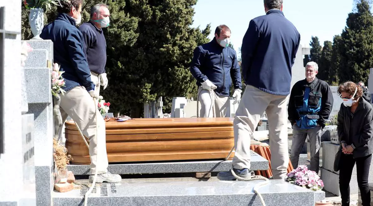 Grevă în Madrid. Muncitorii de la pompe funebre cer creșterea numărului de angajați, pentru a putea face față pandemiei de coronavirus