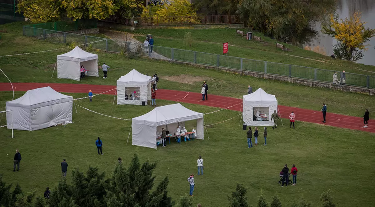 Jumătate din populația Slovaciei a fost testată anti-COVID sâmbătă. Câți locuitori au ieșit pozitiv