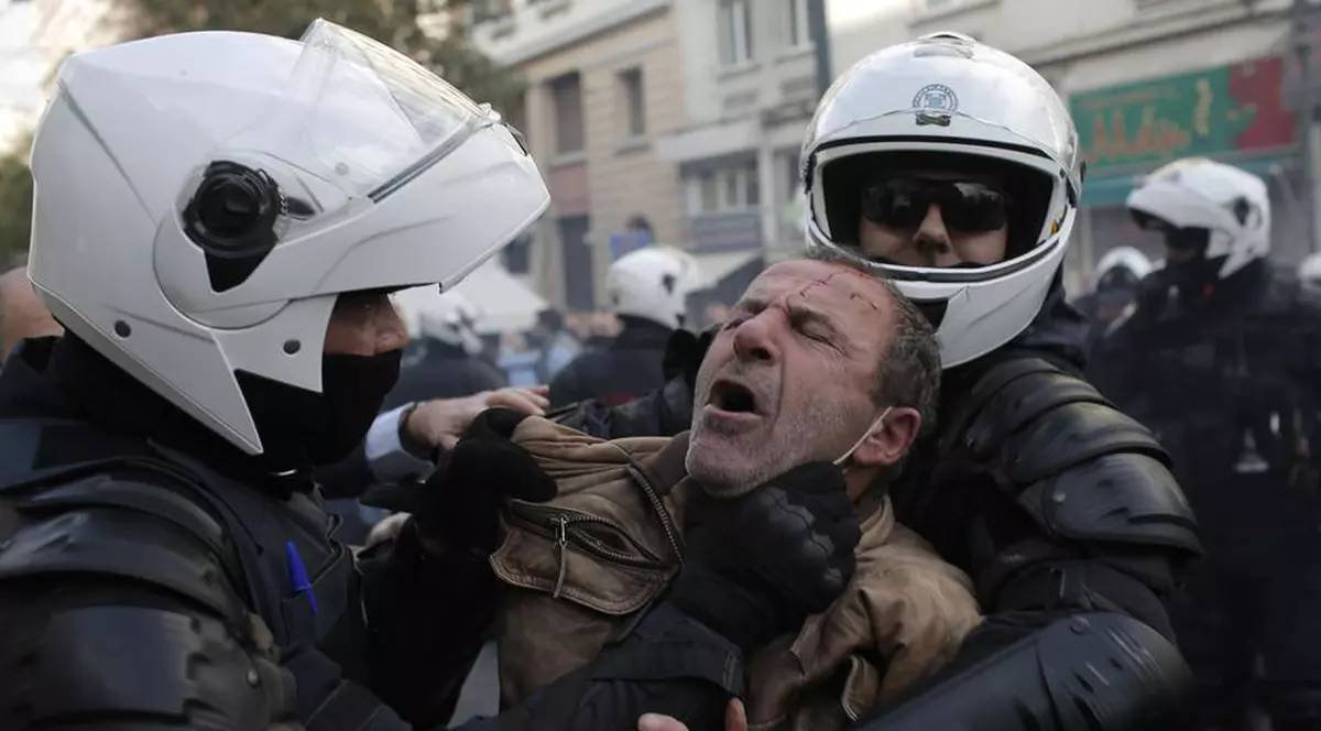 100 de arestări în Grecia, după confruntările violente dintre poliție și persoanele care participau la o comemorare neautorizată