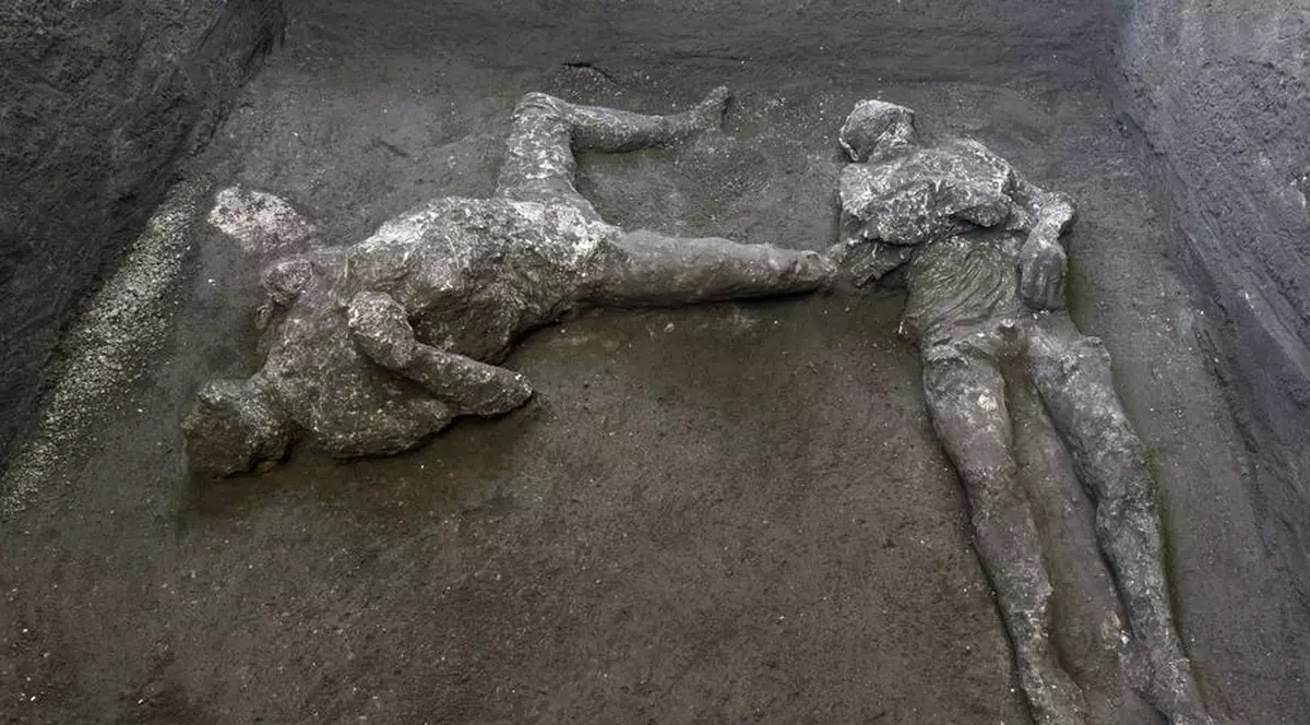 Rămășițele foarte bine conservate a doi bărbați uciși în erupția vulcanică de la Pompeii, descoperite de arheologi