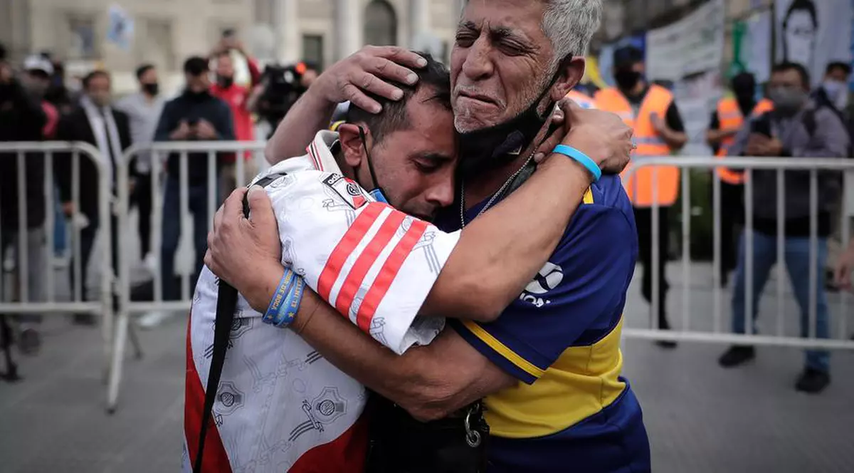 Ziua cea mai tristă. Cum l-a plâns Argentina pe Maradona. Imagini de la funeraliile fostului mare fotbalist