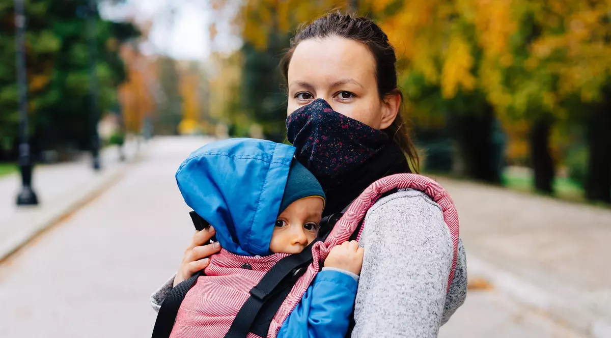 Mama cu copil, în pandemie. Fotografie via Pixabay