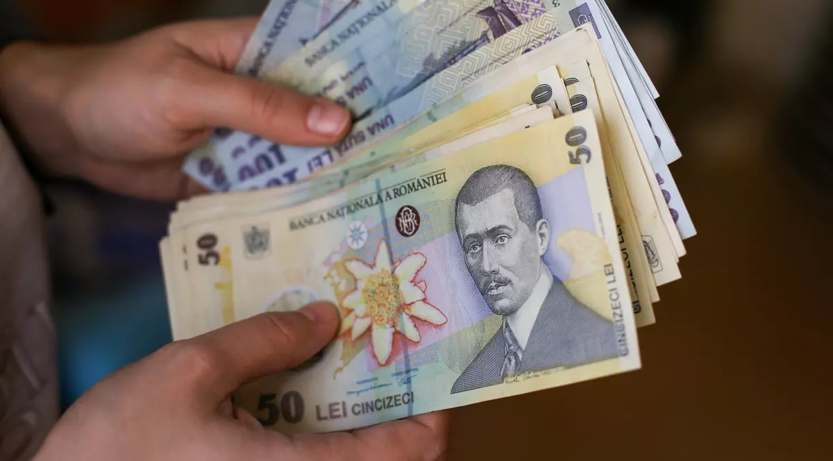 Un bărbat de 81 de ani a plătit 250.000 de lei unor femei, care l-au șantajat cu fotografii compromițătoare