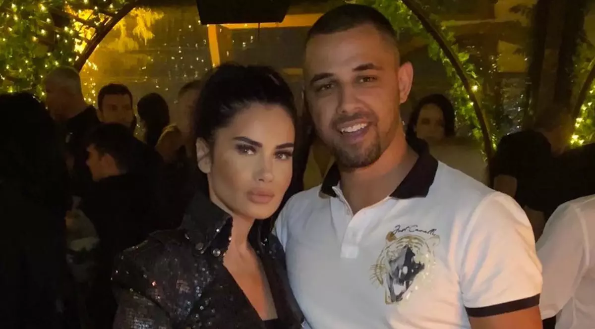 Oana Zăvoranu, cu sânii la vedere după ce și-a scos silicoanele. Actrița a recunoscut că nu mai are nicio intervenție de acest gen