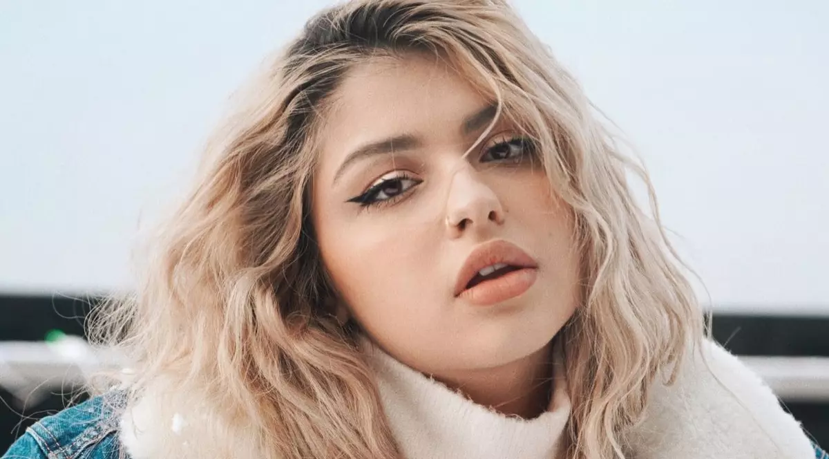 Vloggerița Irina Deaconescu a devenit mamă la 22 de ani, iar acum pregătește botezul fetiței. Cine vor fi nașii