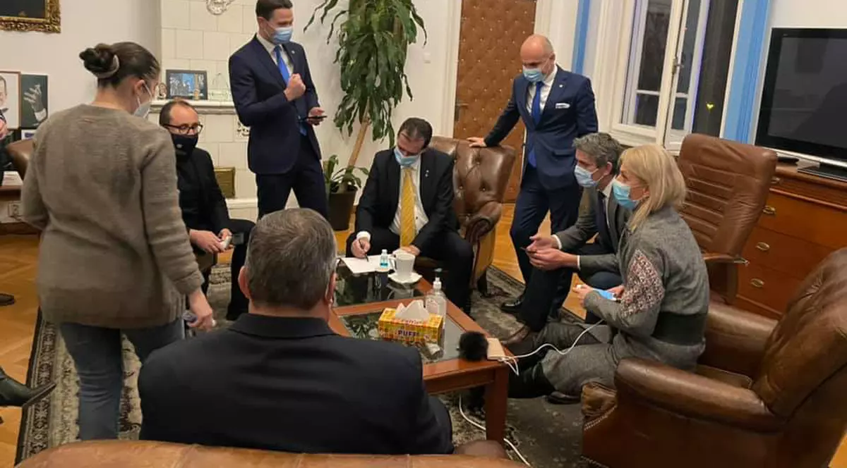 Imagini din „culisele” sediului PNL. Ce făceau liberalii cu câteva minute înainte de afișarea exit-poll-ului