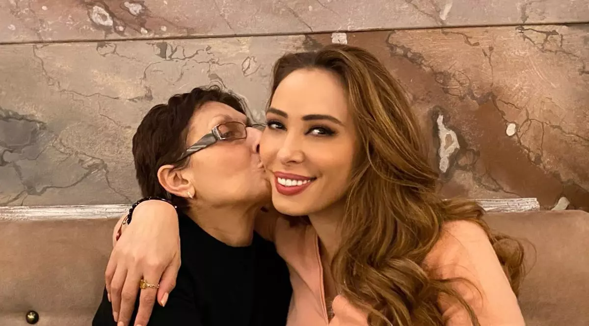 Mesajul Iuliei Vântur pentru părinții ei, de ziua acestora de naștere. „Mereu ai fost suport, stâlpul de rezistență al casei, al familiei”