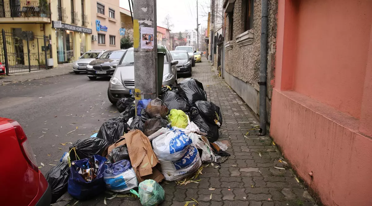 Gunoaie in Bucuresti. Foto: Dumitru Angelescu