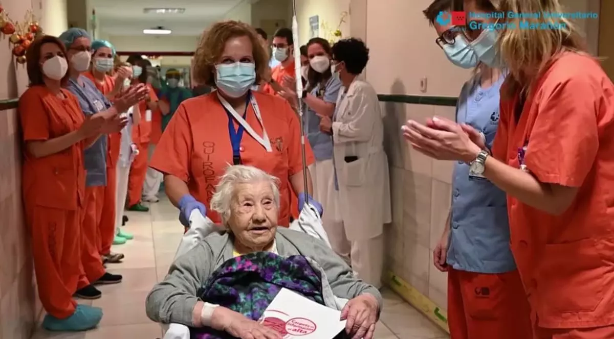 O bătrână de 104 ani din Madrid a supraviețuit COVID-19. Femeia a învins și ”gripa porcină”