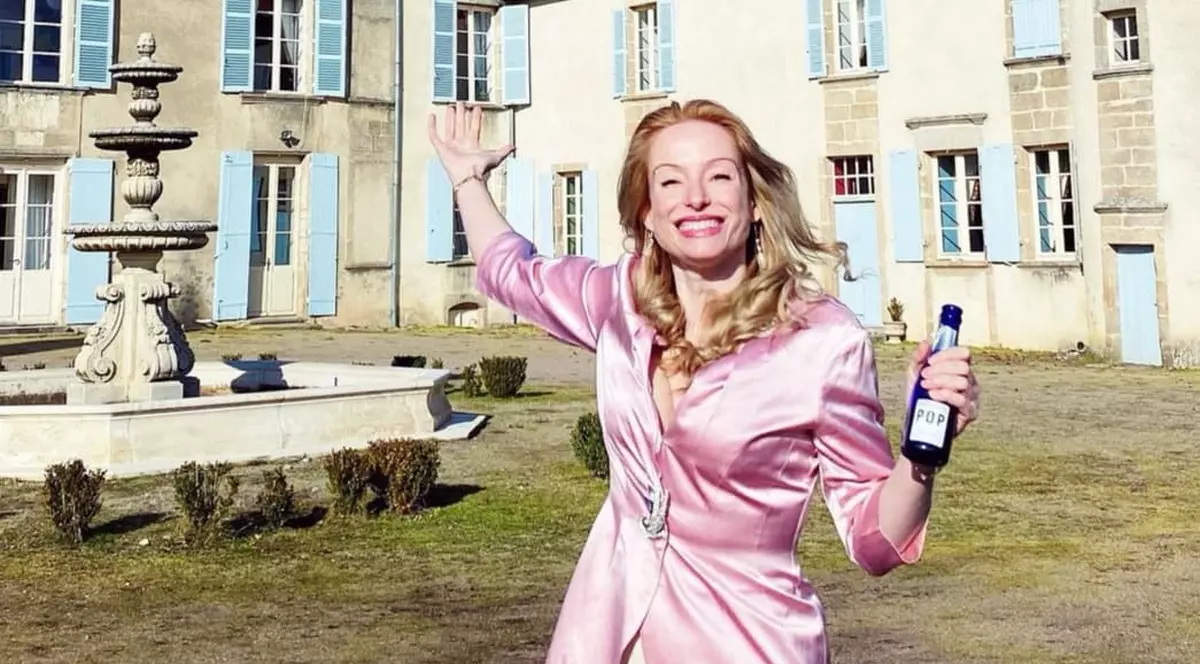 Cum este carantina într-un castel? O tânără a ajuns celebră în pandemie cu clipurile filmate în locuința ei medievală